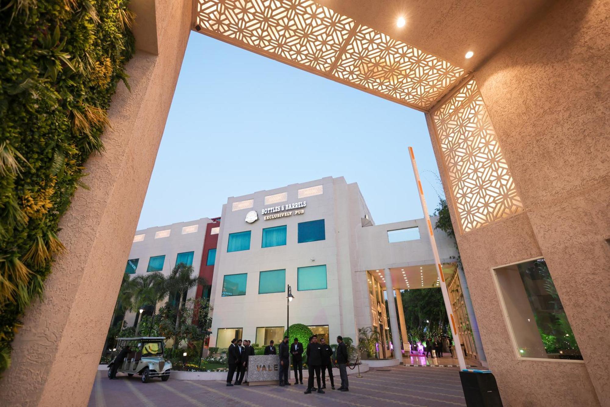Bravura Gold Resort Meerut Exterior foto